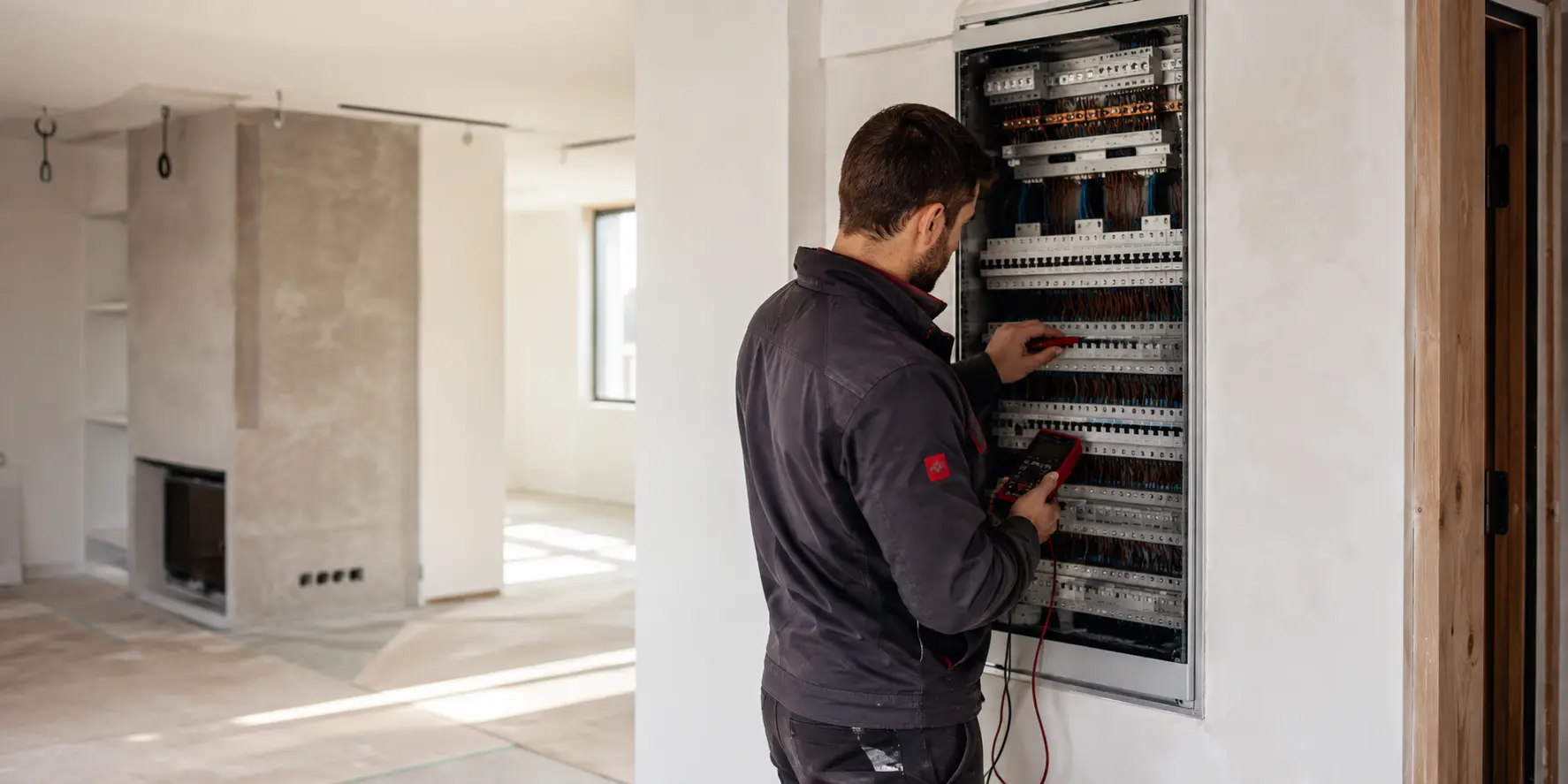 Elektrofachmann bei der Arbeit an einer Elektroverteilung